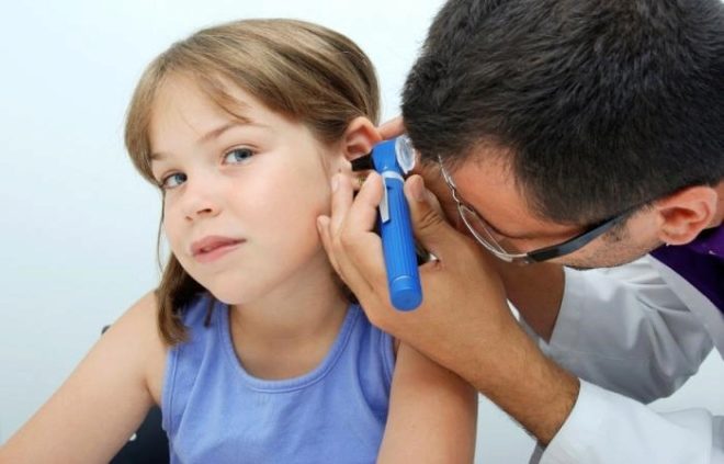 Child&#39;s ear hurts, no fever, no snot