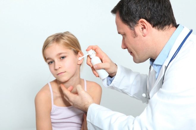 Child&#39;s ear hurts, no fever, no snot