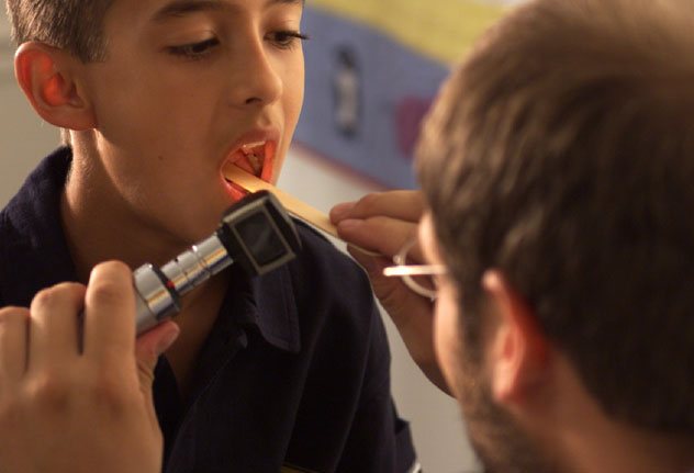 Doctor examining a child&#39;s throat