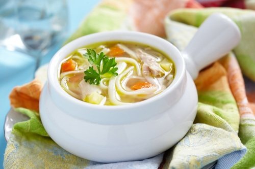 Домашний куриный суп-лапша для ребенка