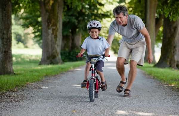 Именно в районе 5 лет детки часто учатся ездить на велосипеде или роликах, поэтому зарядка и физические упражнения становятся для них еще более актуальными.
