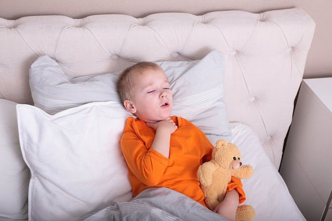 Как можно остановить сухой кашель у ребенка ночью: причины, лечение