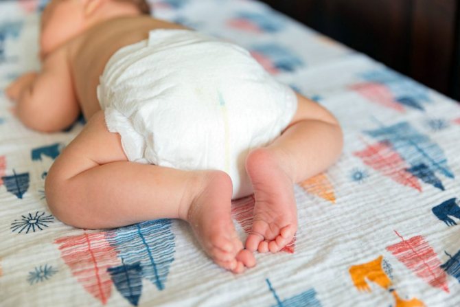 как поменять подгузник новорожденным