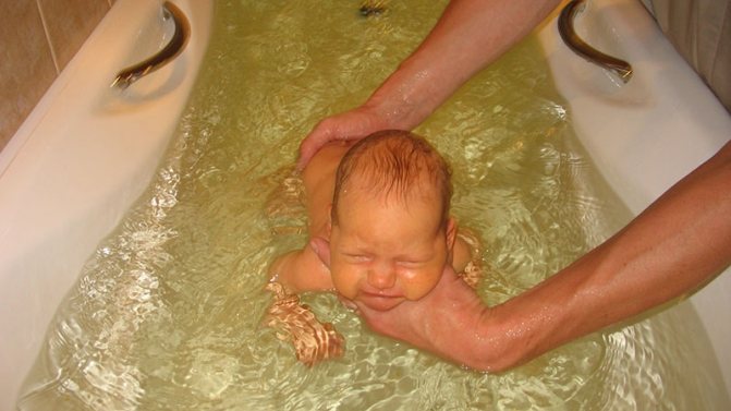 Bathing a newborn in a large bath: video instructions