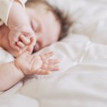 новорожденный вздрагивает во сне