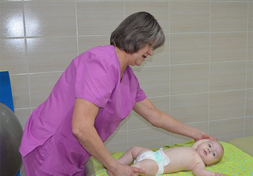 Обследование малыша педиатром
