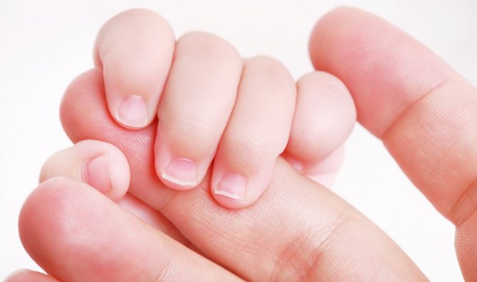 Почему у ребенка слезает кожа на пальцах рук?