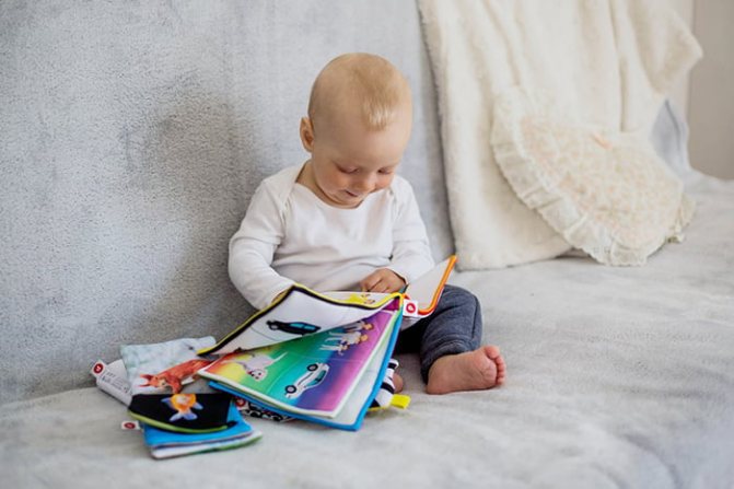 Ребенок с текстильной книжкой