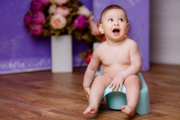 Mucus in the stool of a breastfed or bottle-fed baby: causes of abnormal bowel movements