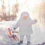 Зимняя прогулка с ребенком